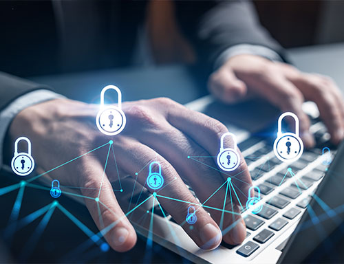 Hände tippen auf einer Laptop-Tastatur mit digital dargestellten Vorhängeschloss-Symbolen, die Cybersecurity und Datenschutz symbolisieren