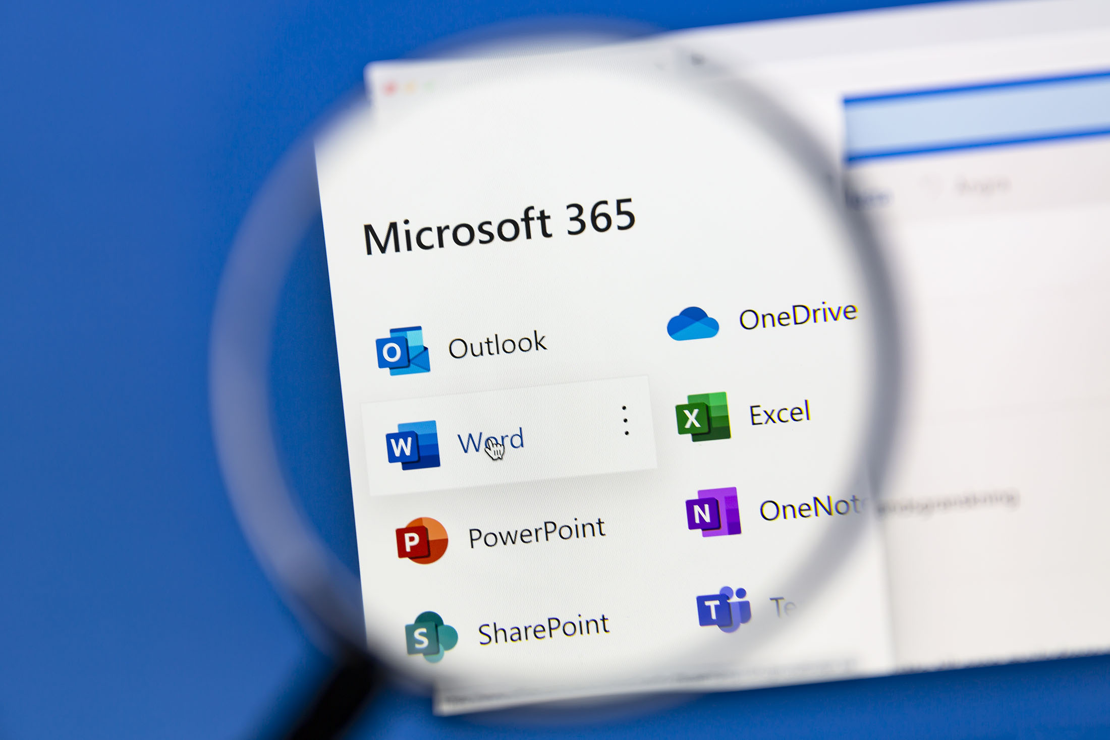 Bildschirmansicht der Microsoft 365 Office-Anwendungen mit Lupenvergrößerung auf dem Word-Symbol und der Word-Anwendung in der linken Spalte, daneben Symbole von Outlook, PowerPoint, SharePoint, OneDrive, Excel, OneNote und Teams auf weißem Hintergrund