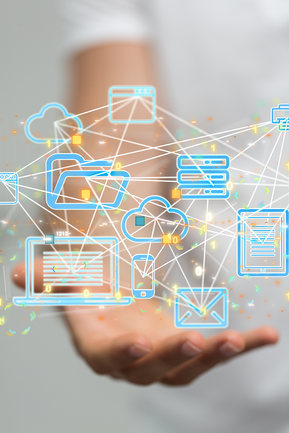 Offene Hand mit futuristischen digitalen Symbolen für Cloud-Speicher, E-Mail, Ordner, Laptop und Smartphone, verbunden durch Linien in einem Netzwerk, vor neutralem Hintergrund