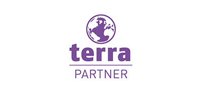 Logo von "terra PARTNER", das den Schriftzug in lila und eine stilisierte Globusdarstellung oberhalb des Texts zeigt
